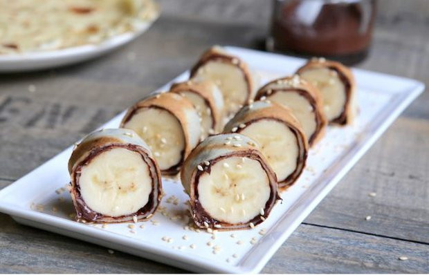 Сладкий ролл с бананом